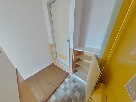 玄関　※別号室の写真です