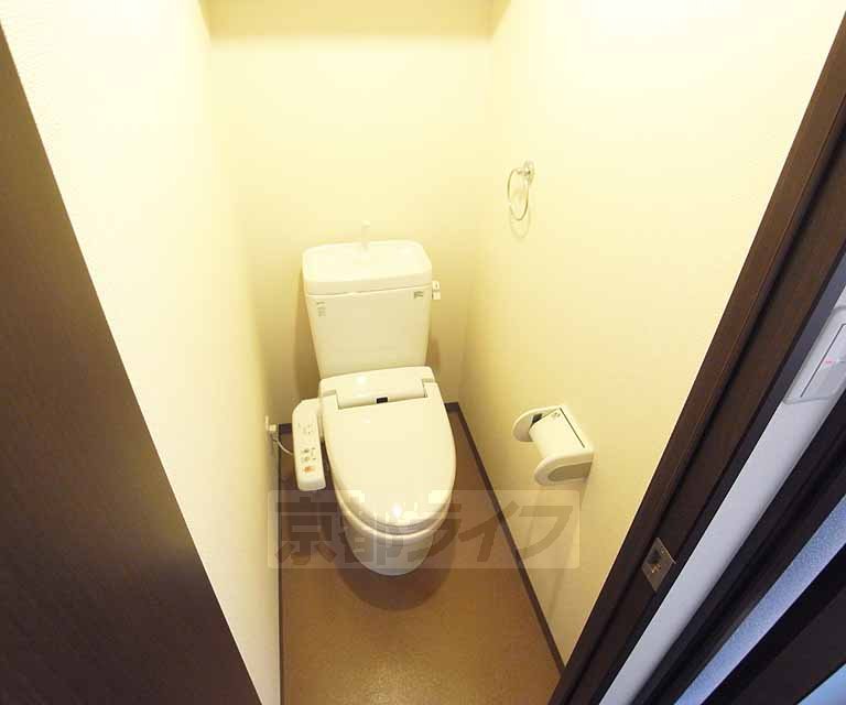 トイレ　ウォシュレット機能付です