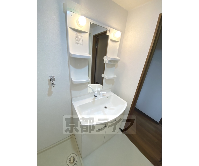 洗面設備　使い勝手の良い独立洗面台です。