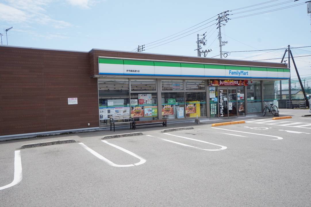 コンビニ　ファミリーマート伊予農高通り店（コンビニ）まで587m