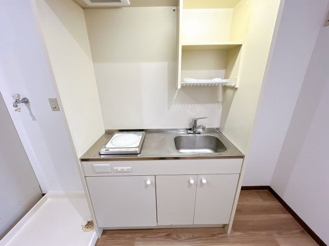 キッチン　別部屋同一間取りのお写真となります。