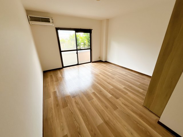 居室・リビング　別部屋同一間取りのお写真となります。