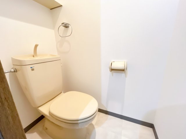 トイレ　別部屋同一間取りのお写真となります。