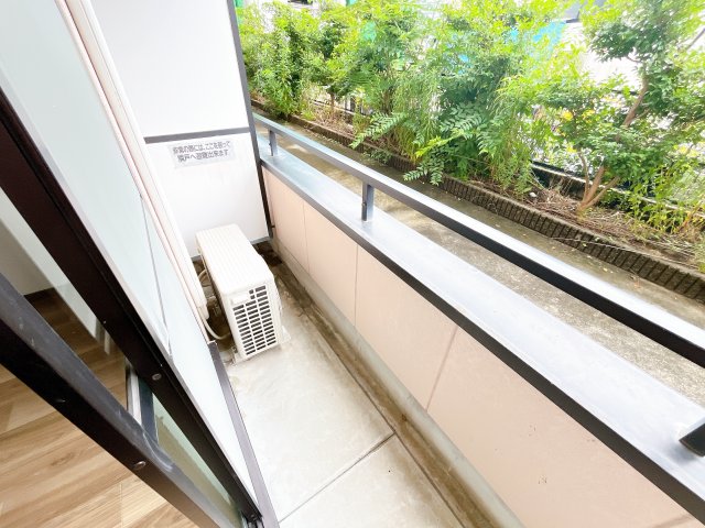 バルコニー　別部屋同一間取りのお写真となります。