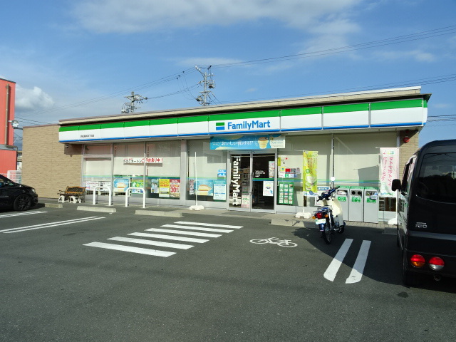 コンビニ　ファミリーマート（コンビニ）まで526m