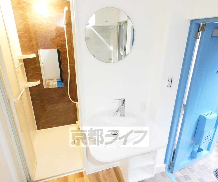 洗面設備　独立の洗面台です。