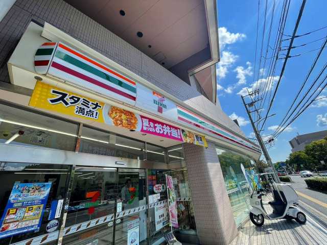 コンビニ　セブンイレブン（コンビニ）まで621m