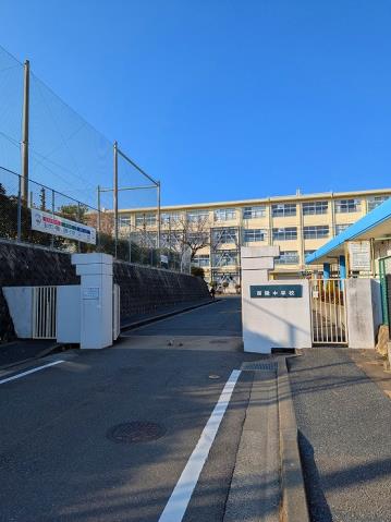 中学校　福岡市立中学校西陵中学校（中学校）まで624m