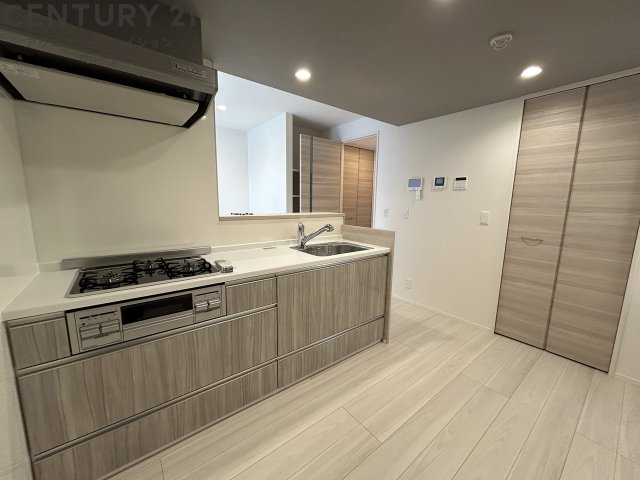 キッチン　３口ガスコンロ付きのシステムキッチンです！