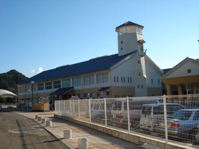 小学校　有田中部小（小学校）まで700m