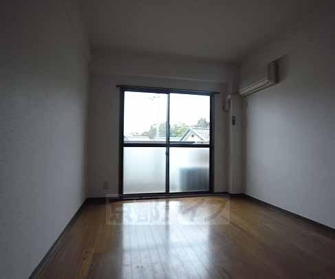 居室・リビング　室内広い目です。