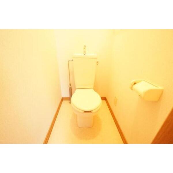 トイレ　落ち着いた色調のトイレです