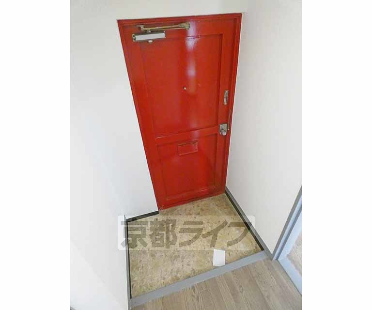 玄関　赤の扉が特徴の玄関です。