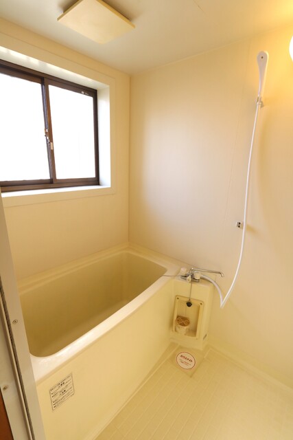 バス・シャワールーム　☆バスルームに窓があり換気に◎☆