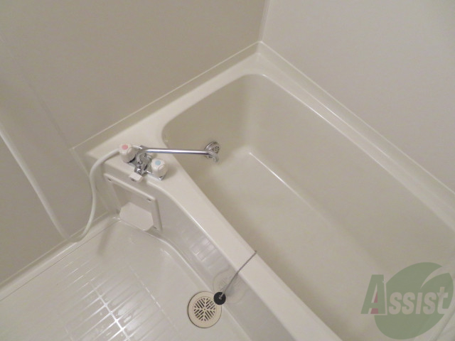 バス・シャワールーム　バスルームは狭すぎず、シャワーも浴びやすそうです。