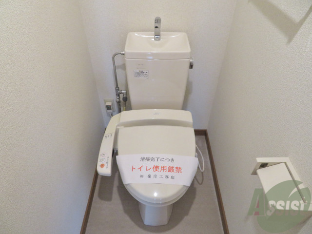 トイレ　トイレの上に棚がありました。収納スペースです。