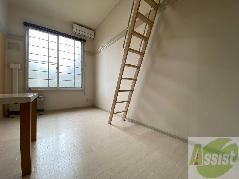 居室・リビング　リビングです。木目のフローリングが落ち着きますね。