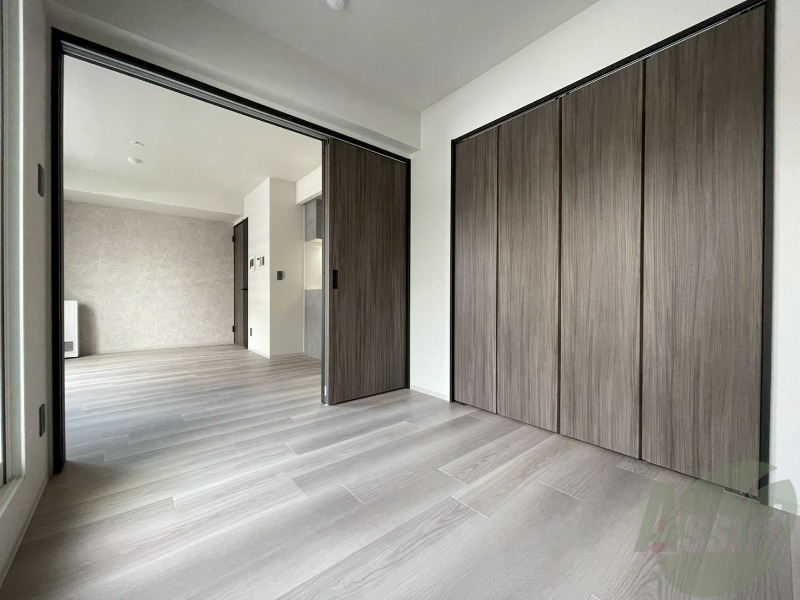 その他部屋・スペース　戸を閉めるとリビングと区切られた寝室にすることができますよ。