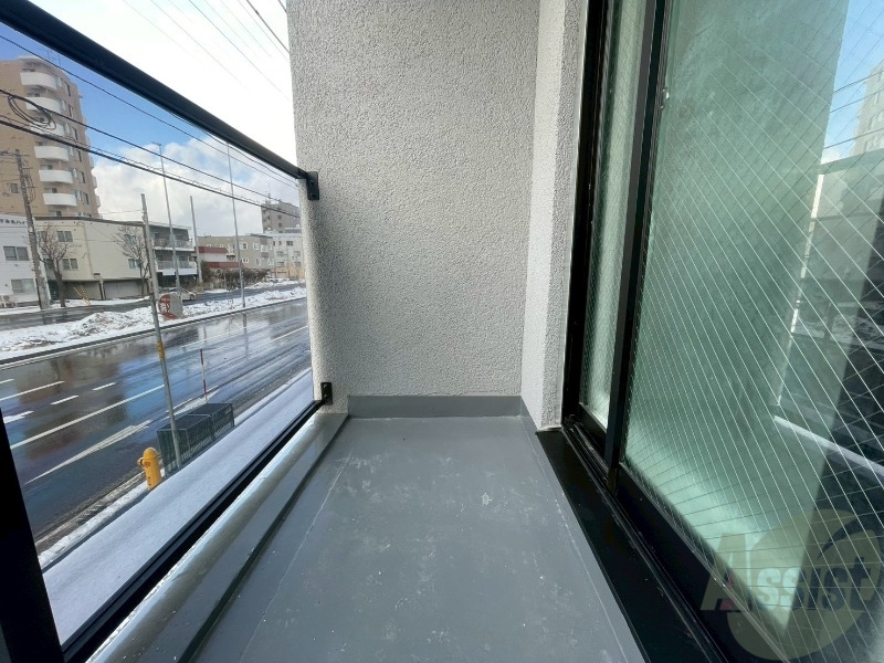 バルコニー　"バルコニーは幅があり、広い印象を受けました。　"