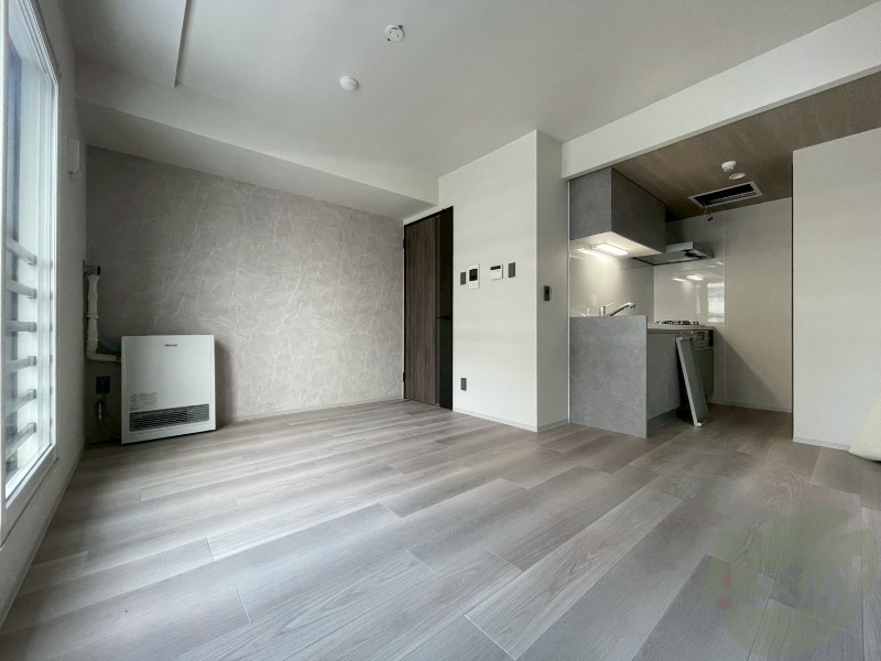 居室・リビング　木目のフローリングは落ち着きのある印象のお部屋になりますね。