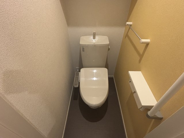 トイレ　落ち着いた色調のトイレです
