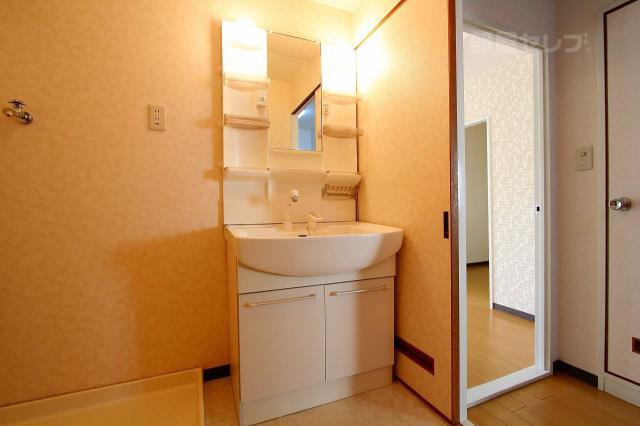 洗面設備　独立洗面化粧台です。