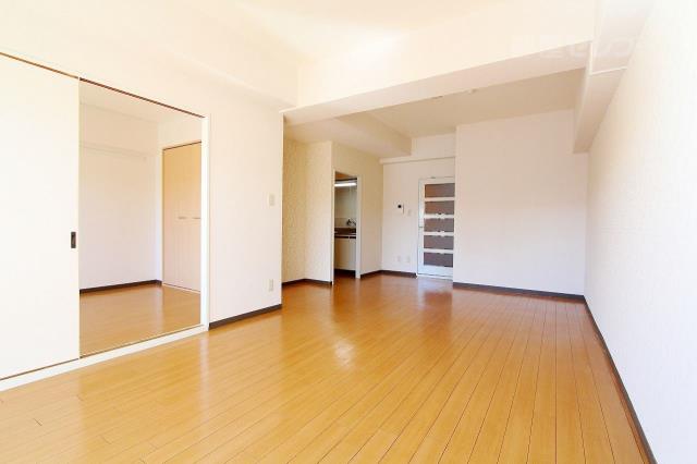 居室・リビング　デザインクロスがおしゃれなリビングです。