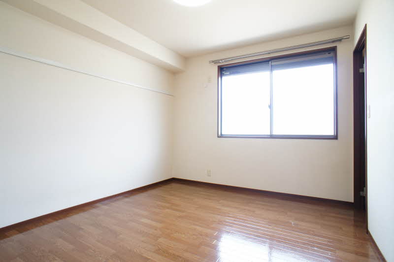 その他部屋・スペース　北側洋室。画鋲や釘を使わず、時計や衣服を掛けられる化粧幕板付