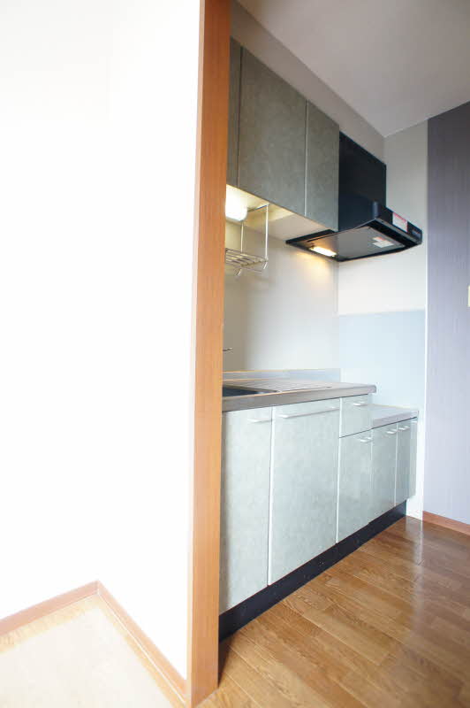 キッチン　ナチュラルテイストなキッチンは、水切り棚や収納もたっぷり！