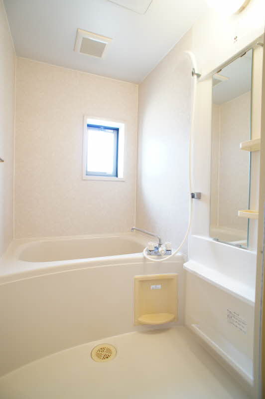 バス・シャワールーム　採光と換気を考慮した小窓付き。白で統一の清潔感あるバスルーム