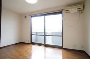 居室・リビング　前面は駐車場で採光性も風通しも良く、照明とエアコン付き