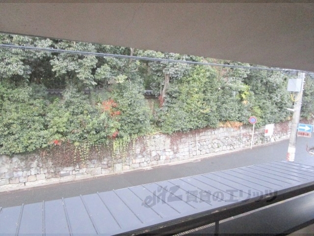 眺望　交通量の少ない道路です