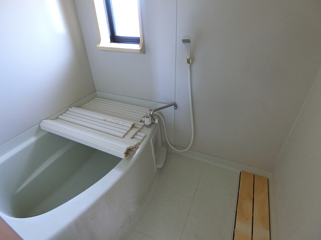バス・シャワールーム　窓付きで換気もいいですよ