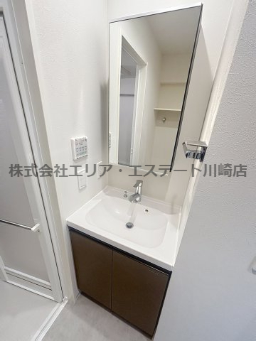 洗面設備　独立洗面化粧台が付いています