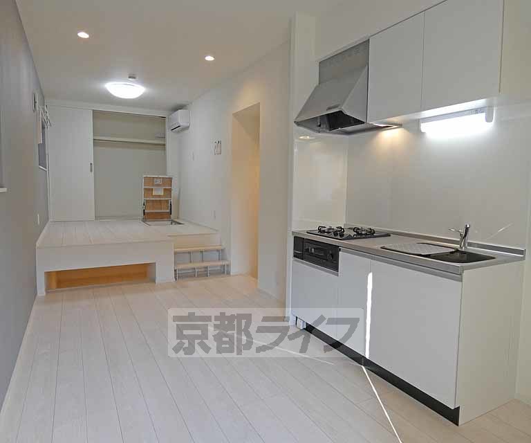 居室・リビング　白が基調のお部屋です。