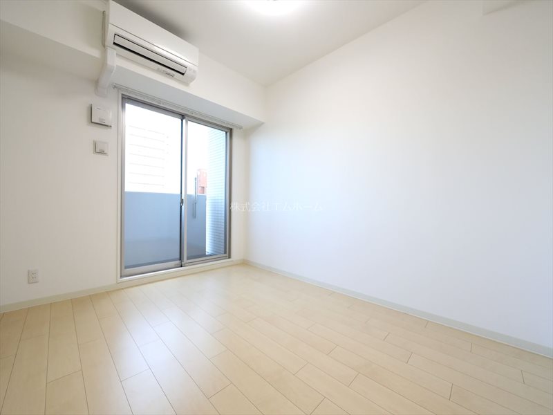 バルコニー　洋室7.2帖　エアコン付　収納充実しています