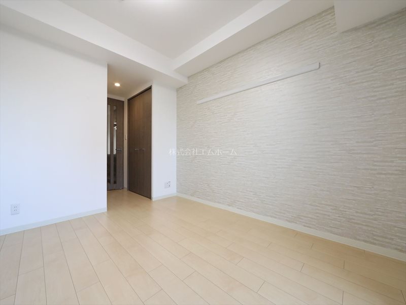 居室・リビング　洋室7.2帖　エアコン付　収納充実しています