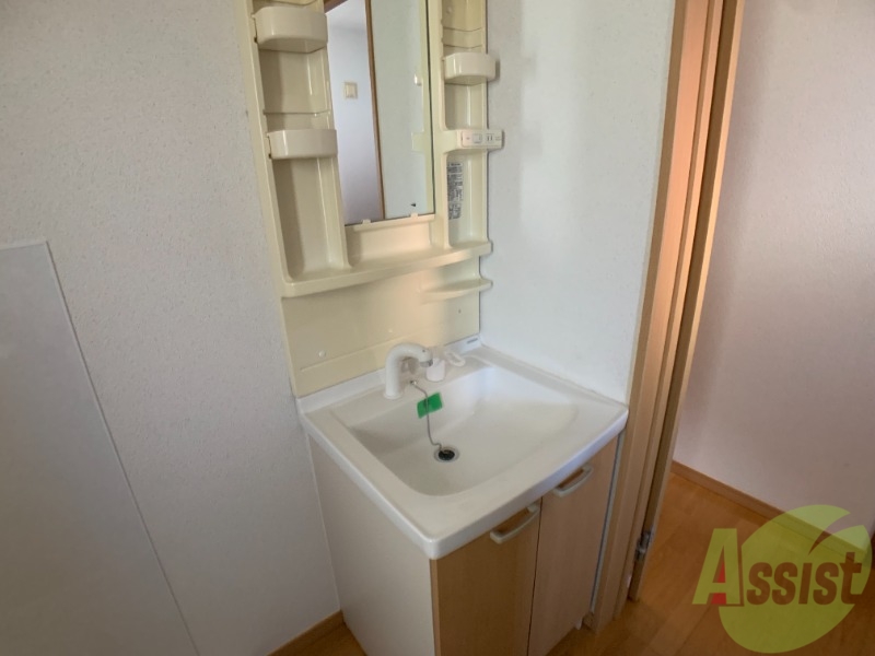 洗面設備　洗面台は独立しています。朝の身支度はこちらでどうぞ～。