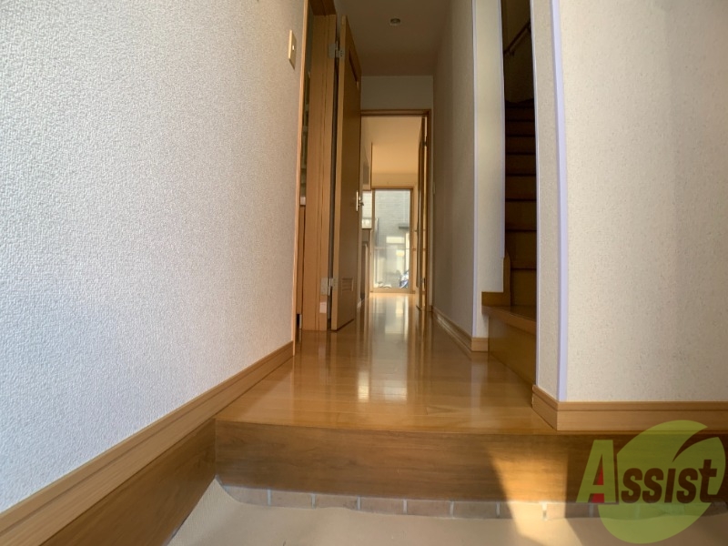 玄関　玄関から撮影しました。明るい雰囲気が伝わってきます。