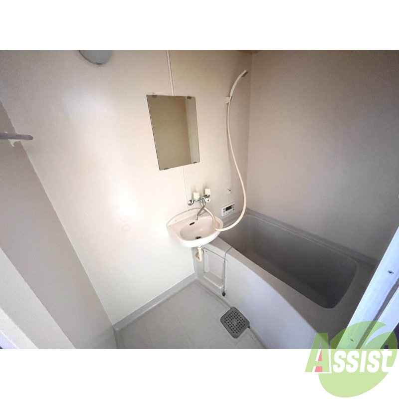 バス・シャワールーム　浴槽付きのお風呂です。ここで一日の疲れを癒しましょう。