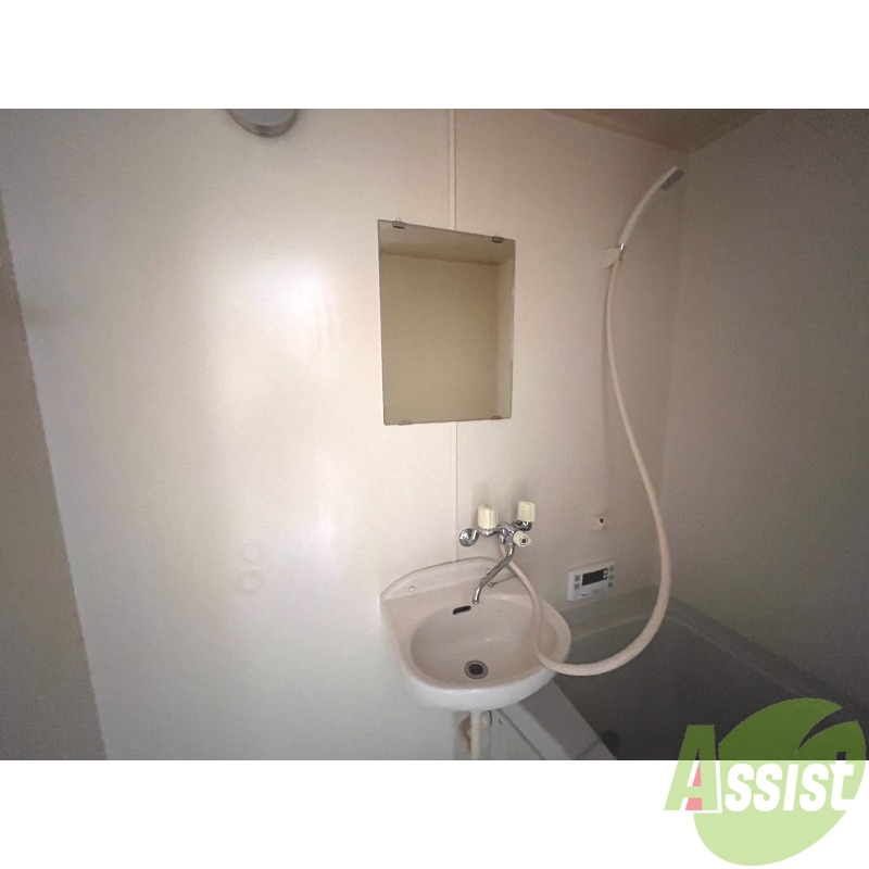 洗面設備　洗面台は浴室の中にあるタイプのものになります。