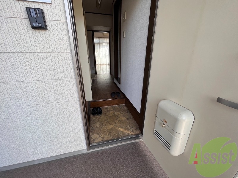 玄関　外から玄関を撮影しました。廊下のキッチンに繋がっています。