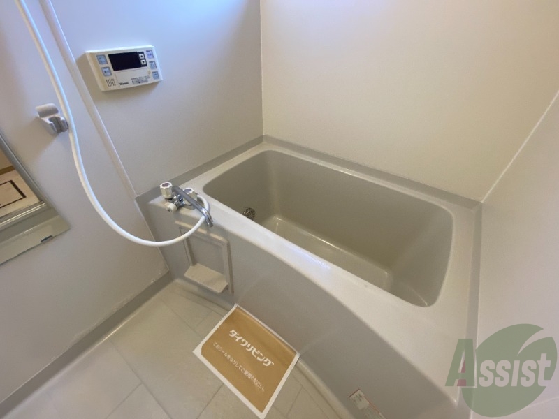 バス・シャワールーム　こちらはお風呂。一日の疲れをここで癒してください。