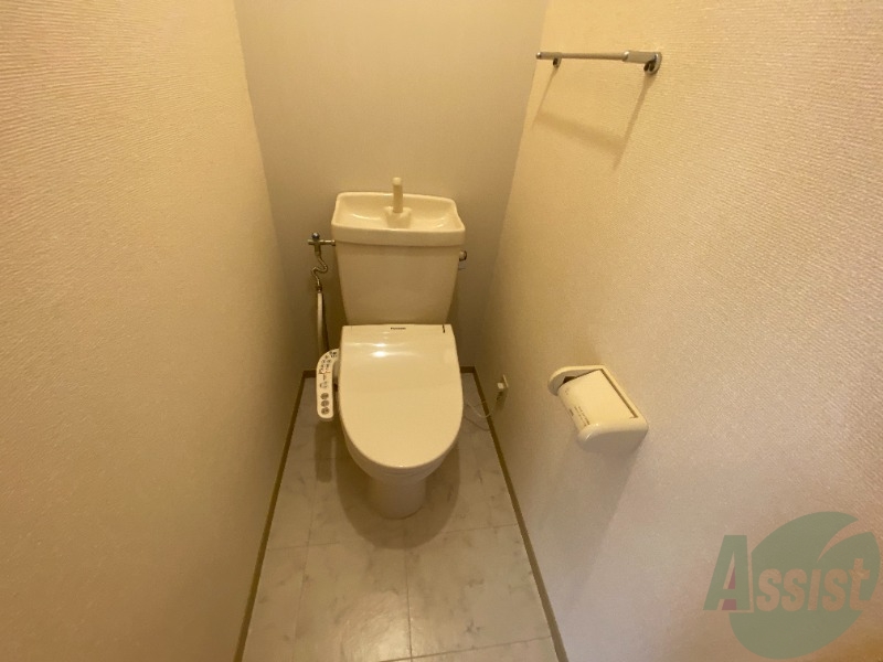 トイレ　ウォシュレット機能がついているので安心ですね。