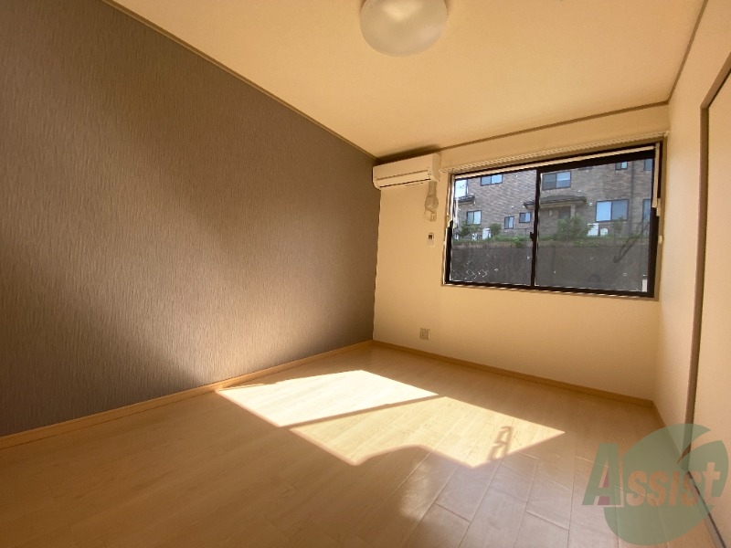 居室・リビング　リビングはこんな感じです。窓が大きくて良く陽が入ってきます。