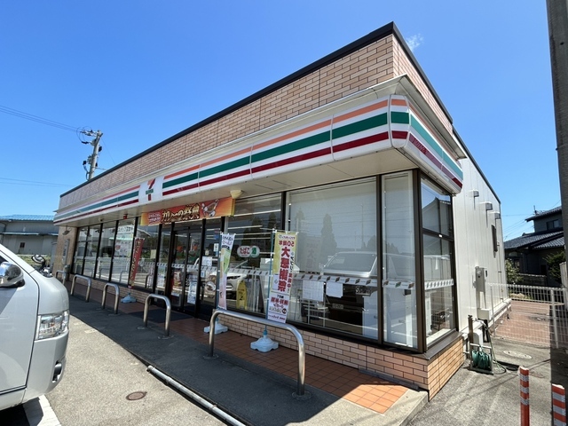 コンビニ　セブンイレブン砺波千代店（コンビニ）まで242m