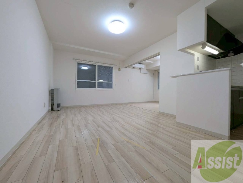 居室・リビング　エアコン付きで快適なリビングになっております！