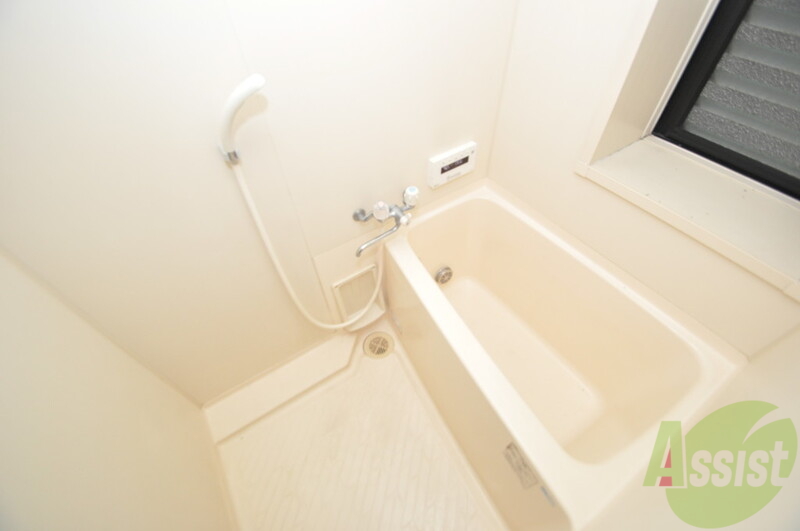 バス・シャワールーム　浴室に窓があるので、カビ防止に換気がしっかりできます。