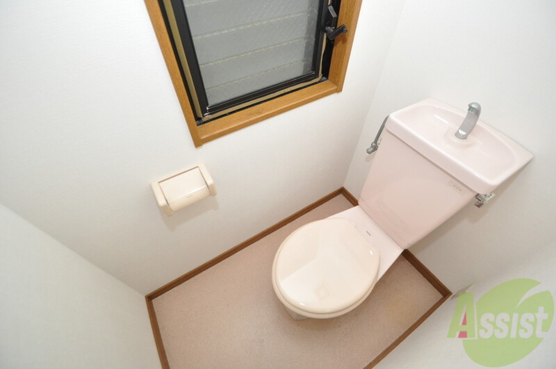 トイレ　窓があるトイレは、風通しが良く、心地よい気分になります。