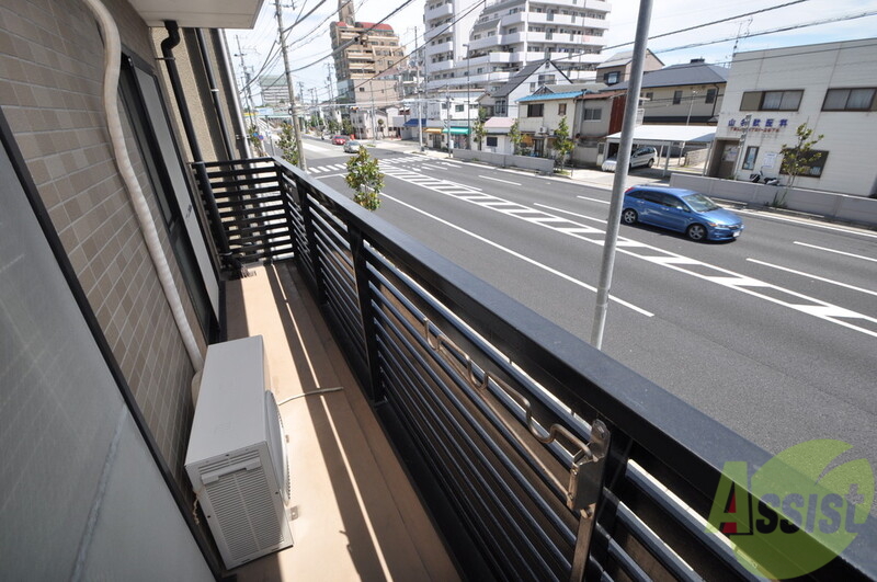 バルコニー　南向きのバルコニーは陽当りが良く、心地よい空間です。